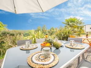 Table, Plante, Ciel, Meubles, Propriété, Bâtiment, Bleu Azur, Nuage, Pot De Fleur, Parapluie