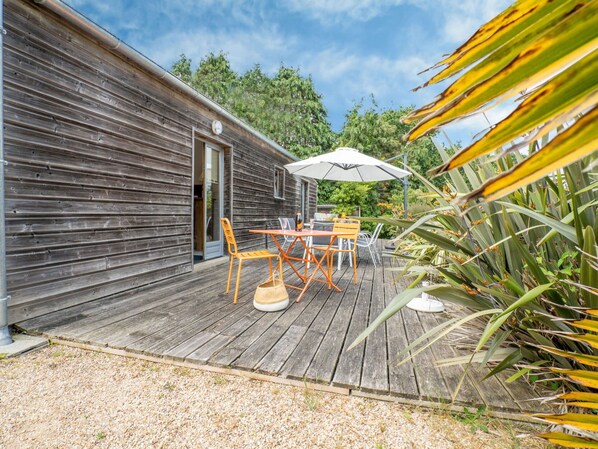 Propriété, Plante, Ciel, Nuage, Bâtiment, Ombre, Mobilier De Jardin, Bois, Parapluie, Arbre