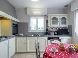 Cabinetry, Kitchen Sink, Countertop, Furniture, Sink, Property, Tap, Window, Kitchen, Interior Design