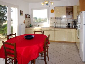 Property, Room, Furniture, Kitchen, Building, Floor, House, Dining Room, Interior Design, Table