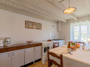 Cabinetry, Meubles, Comptoir, Propriété, Table, Fenêtre, Bois, Design Intérieur, Cuisine, Sol