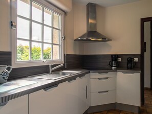 Cabinetry, Comptoir, Evier, Propriété, Évier, Fenêtre, Robinet, Cuisinière, Bâtiment, Cuisine