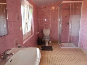 Luminaire Plomberie, Propriété, Robinet, Salle De Bains, Baignoire, Bâtiment, Violet, Design Intérieur, Toilette