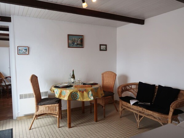 Meubles, Chaise, Confort, Bois, Bâtiment, Table, Éclairage, Maison, Design Intérieur, Sol