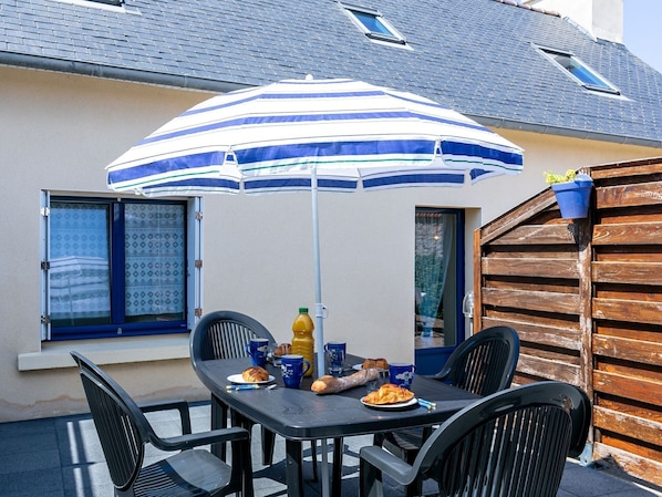 Table, Meubles, Propriété, Chaise, Parapluie, Bleu, Bâtiment, Bleu Azur, Ombre, Éclairage