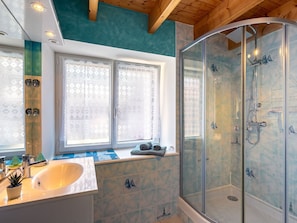 Propriété, Luminaire Plomberie, Évier, Robinet, Porte De Douche, Fenêtre, Bleu, Salle De Bains, Tete De Douche, Douche