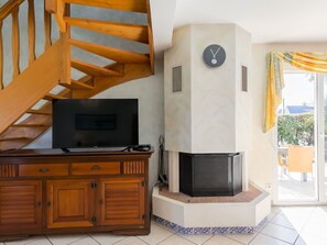 Property, Cabinetry, Building, Wood, Plant, Interior Design, Floor, House, Living Room, Flooring