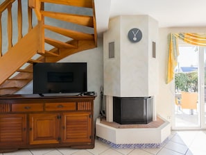 Property, Cabinetry, Building, Wood, Plant, Interior Design, Floor, House, Living Room, Flooring