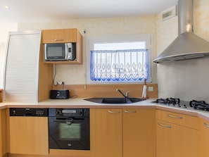 Cabinetry, Kitchen Sink, Countertop, Property, Tap, Sink, Kitchen Stove, Kitchen, Building, Wood