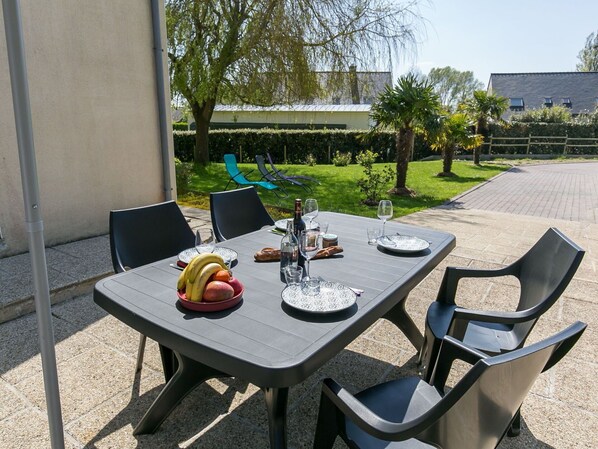 Table, Meubles, Plante, Propriété, Vaisselle, Fenêtre, Chaise, Bâtiment, Tableau De Plein Air, Mobilier De Jardin