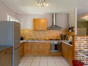 Cabinetry, Comptoir, Propriété, Évier, Evier, Bâtiment, Cuisine, Bois, Design Intérieur, Cuisinière