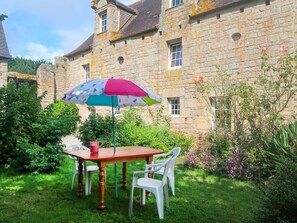 Plante, Propriété, Ciel, Bâtiment, Fenêtre, Table, Tableau De Plein Air, Mobilier De Jardin, Paysage Naturel, Chaise