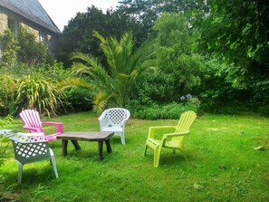 Plant, Furniture, Plant Community, Table, Green, Tree, Chair, Outdoor Table, Natural Landscape, Outdoor Furniture