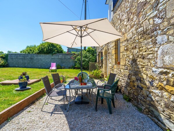 Plante, Meubles, Table, Propriété, Tableau De Plein Air, Mobilier De Jardin, Ombre, Chaise, Arbre, Bâtiment