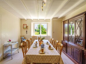 Table, Meubles, Propriété, Chaise, Plante, Plante D'Appartement, Design Intérieur, Table Cuisine Et Salle A Manger, Sol, Salon