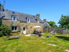Ciel, Plante, Fenêtre, Bâtiment, Paysage Naturel, Lot Terre, Maison, Herbe, Chalet, Arbre