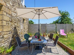 Plante, Table, Meubles, Propriété, Ciel, Chaise, Pot De Fleur, Ombre, Tableau De Plein Air, Mobilier De Jardin