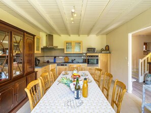 Table, Meubles, Cabinetry, Comptoir, Cuisine, Chaise, Bois, Bâtiment, Design Intérieur, Sol