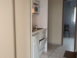 Cabinetry, Bâtiment, Tiroir, Comptoir, Bois, Appareil De Cuisine, Cuisine, Sol, Électroménager, Cuisinière
