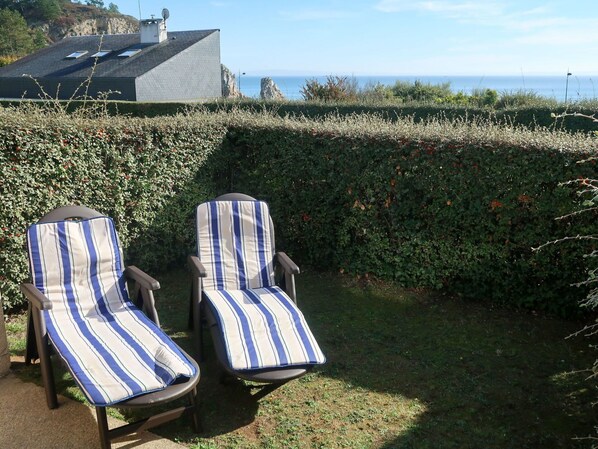 Plante, Propriété, Ciel, Chaise, La Nature, Nuage, Mobilier De Jardin, Herbe, Végétation, Ombre