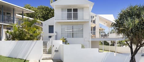 The White House, Coolum Beach