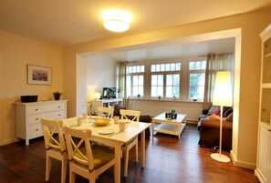 Essbereich und Wohnzimmer