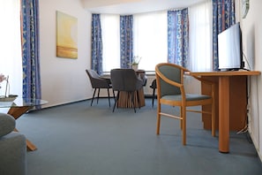 Schwarzer Bär Whg. Bär 03 - Blick auf den offenen Wohn-/ Essbereich mit TV