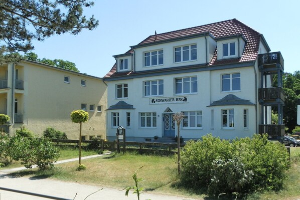 Schwarzer Bär - Blick auf die Villa von der Seeseite