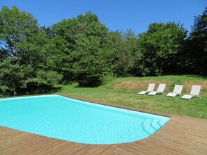 Très grande piscine, 12m de longueur, 5 à 10m de largeur