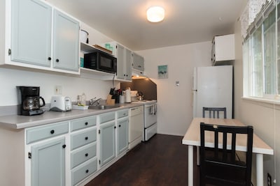 Contemporary, marine 2bd/1ba Apartment C in Kent