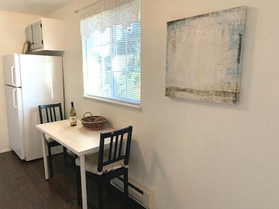 Contemporary, marine 2bd/1ba Apartment C in Kent