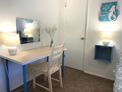 Contemporary, marine 2bd/1ba Apartment C in Kent