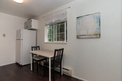 Contemporary, marine 2bd/1ba Apartment C in Kent