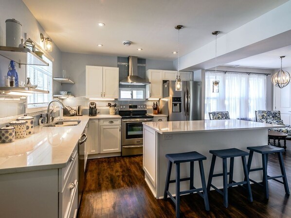 Full kitchen with island 