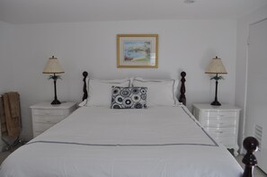 Bedroom with Queen size bed and two ample closets.