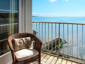 Blau, Eigentum, Balkon, Zimmer, Grundeigentum, Azurblau, Möbel, Eigentumswohnung, Ozean, Gebäude