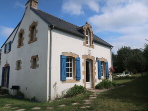 Pflanze, Wolke, Himmel, Gebäude, Fenster, Tür, Haus, Baum, Hütte