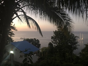 The sunset and the yacht's position in front of the house to enjoy the sunset