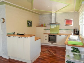 Cabinetry, Eigentum, Küchengerät, Küche, Haushaltsgerät, Herd, Holz, Gebäude, Countertop, Interior Design