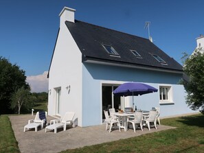 Himmel, Gebäude, Eigentum, Tabelle, Fenster, Pflanze, Haus, Baum, Grundstueck, Gartenmöbel