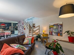 Pflanze, Eigentum, Bilderrahmen, Möbel, Couch, Blumentopf, Bücherregal, Zimmerpflanze, Interior Design, Wohnzimmer