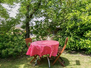Pflanze, Möbel, Stuhl, Gartenmöbel, Botanik, Tabelle, Tisch Im Freien, Natürliche Landschaft, Baum, Gras