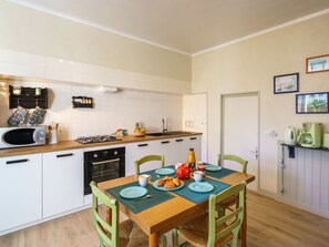 Cabinetry, Countertop, Holz, Küche, Flooring, Interior Design, Küchengerät, Fussboden, Haushaltsgerät, Herd