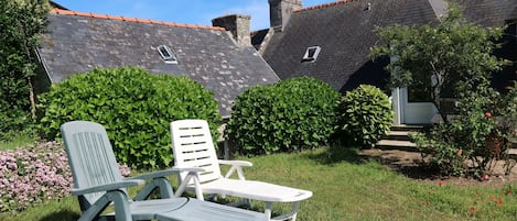 Plant, Sky, Property, Building, Furniture, Cloud, Table, Outdoor Bench, Window, Outdoor Furniture