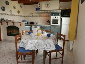Meubles, Table, Propriété, Cabinetry, Chaise, Vaisselle, Design Intérieur, Cuisine, Bois, Sol