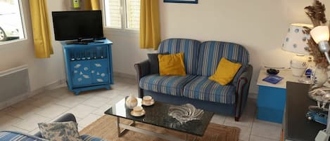 Picture Frame, Property, Comfort, Blue, Window, Couch, Azure, Table, Building, Textile