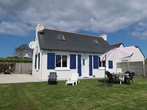 Nuage, Ciel, Bâtiment, Fenêtre, Plante, Arbre, Maison, Lot Terre, Herbe, Porte