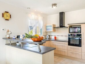 Countertop, Eigentum, Cabinetry, Beleuchtung, Orange, Interior Design, Holz, Herd, Küche, Haushaltsgerät