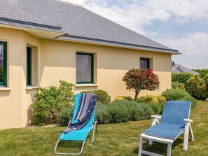 Plante, Meubles, Nuage, Fenêtre, Bâtiment, Ciel, Vert, Bleu Azur, Maison, Mobilier De Jardin