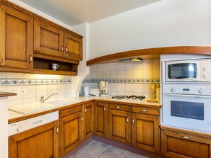 Cabinetry, Countertop, Property, Building, Kitchen Sink, Kitchen Appliance, Kitchen, Wood, Drawer, Sink